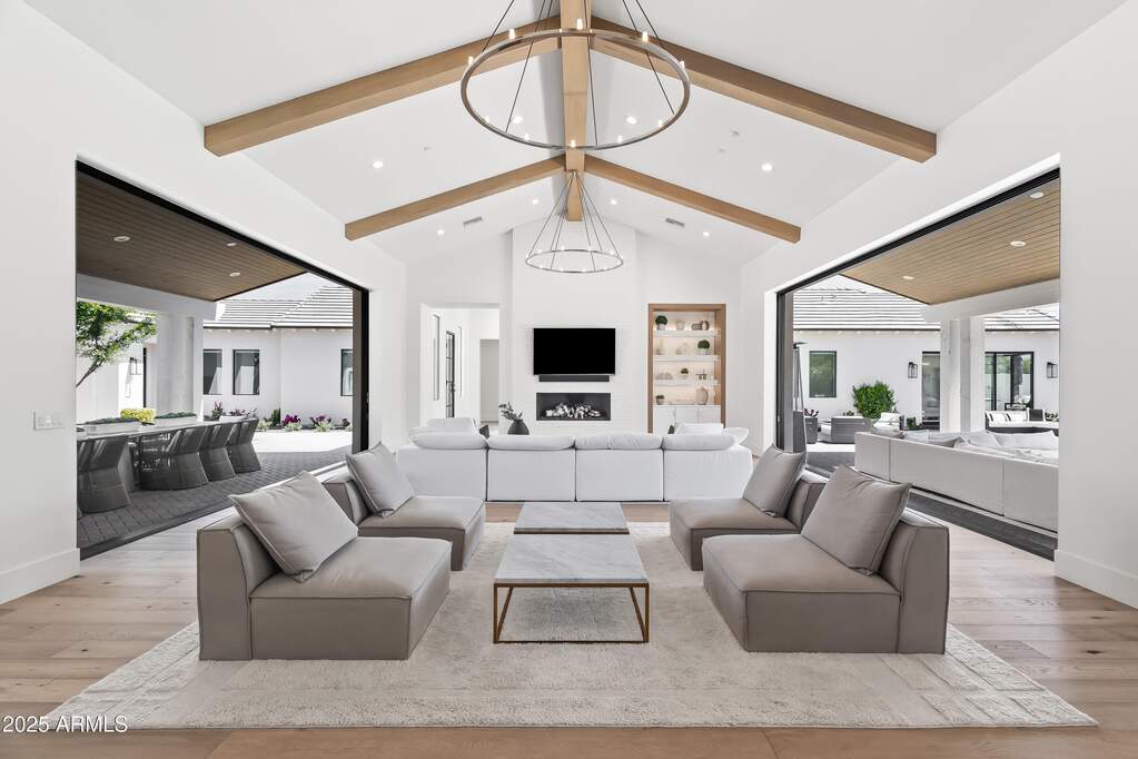 5 Bedroom Single Family Home/House's Image 11
