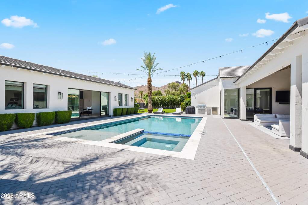 5 Bedroom Single Family Home/House's Image 28