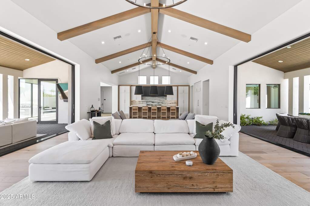 5 Bedroom Single Family Home/House's Image 3