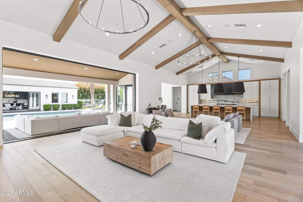 5 Bedroom Single Family Home/House's Image 4