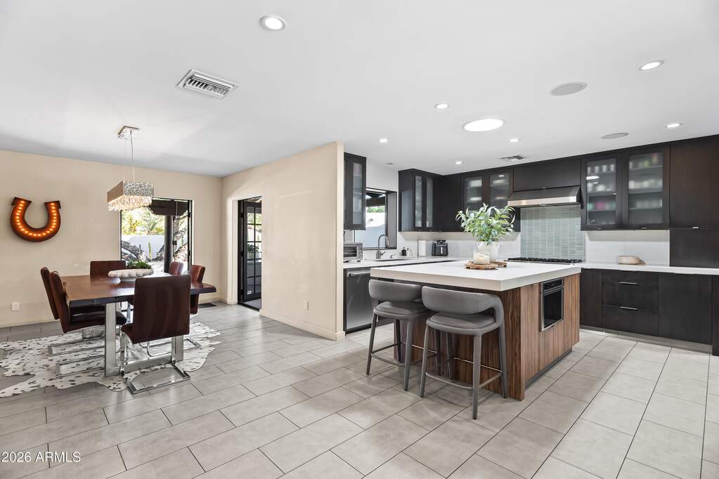 5 Bedroom Single Family Home/House's Image 3