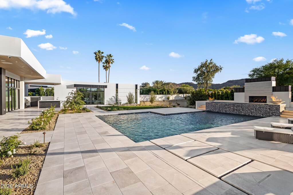 5 Bedroom Single Family Home/House's Image 38