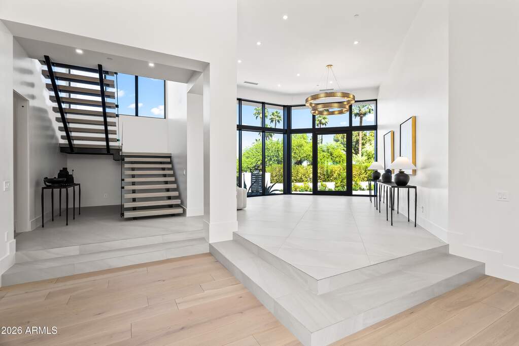 7 Bedroom Single Family Home/House's Image 8