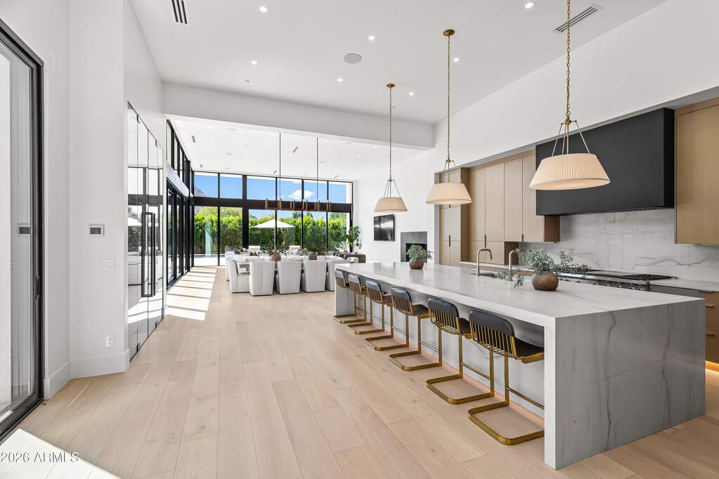 7 Bedroom Single Family Home/House's Image 13