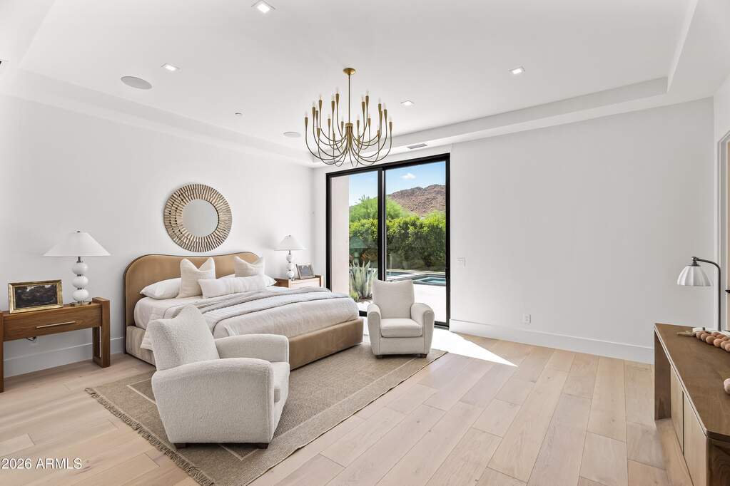 7 Bedroom Single Family Home/House's Image 15