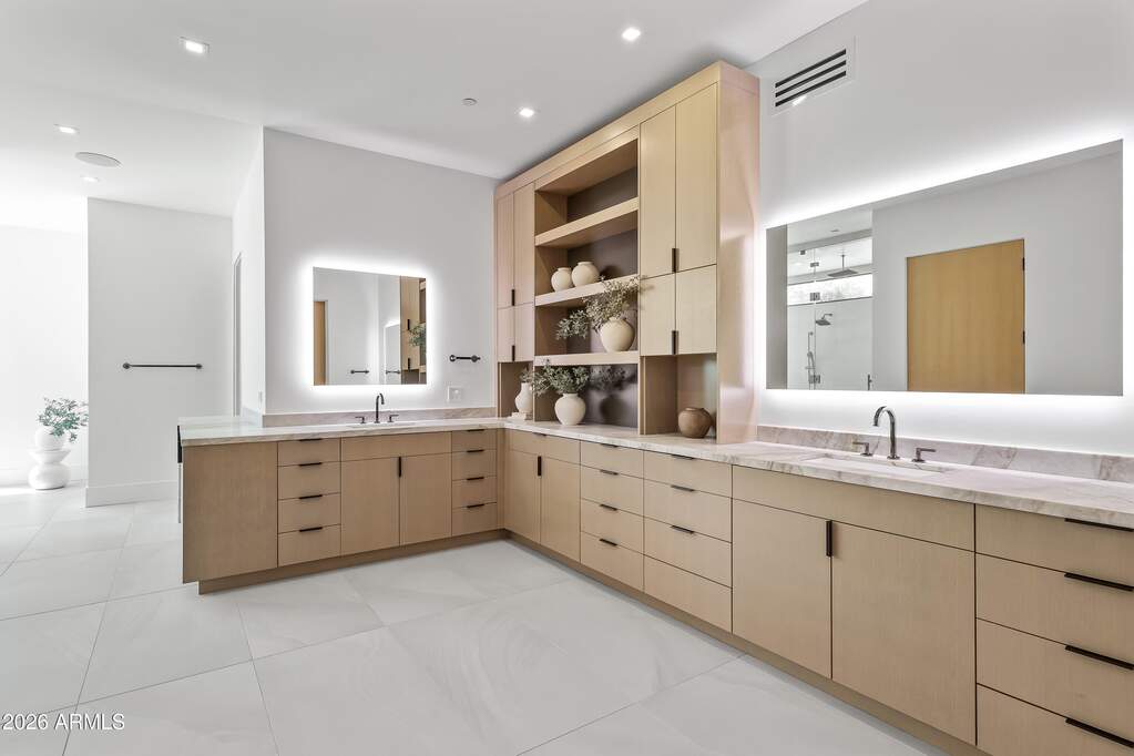 7 Bedroom Single Family Home/House's Image 18