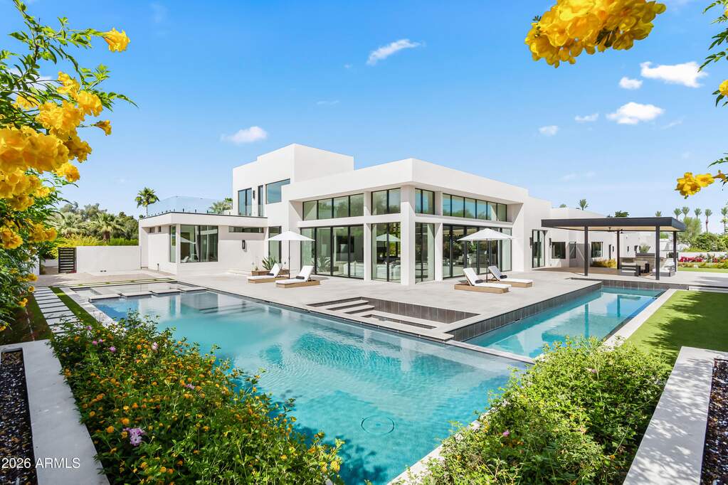 7 Bedroom Single Family Home/House's Image 35