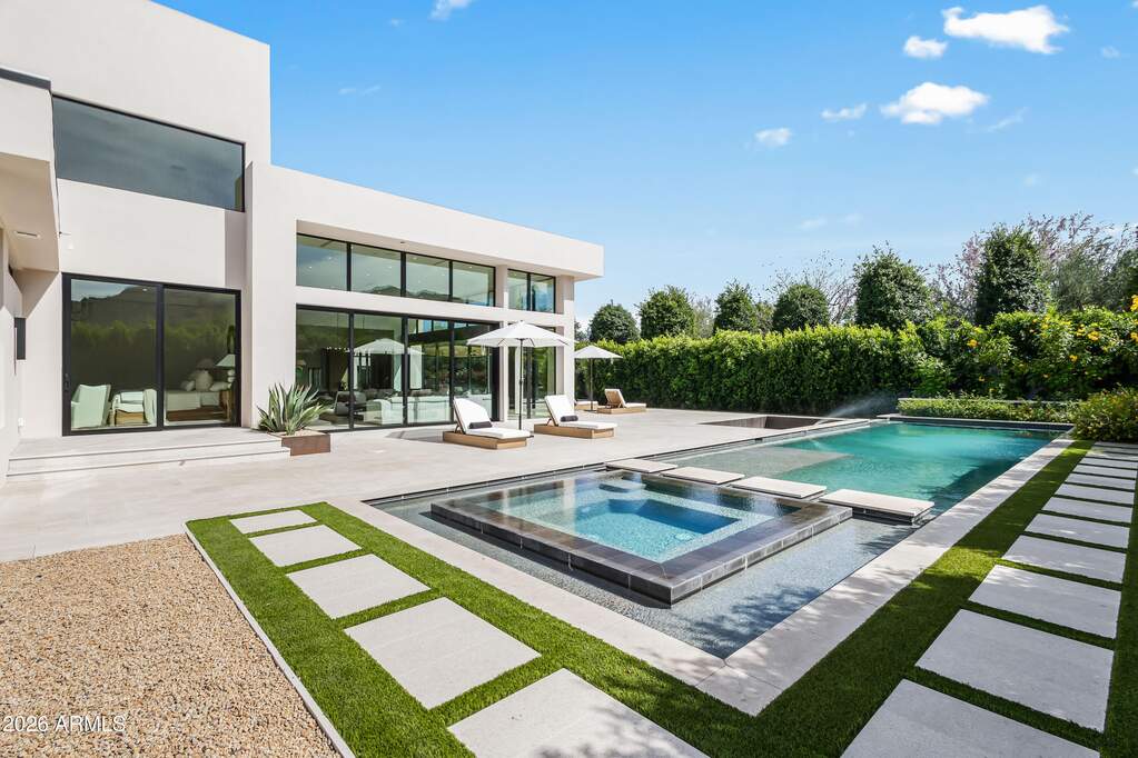 7 Bedroom Single Family Home/House's Image 37