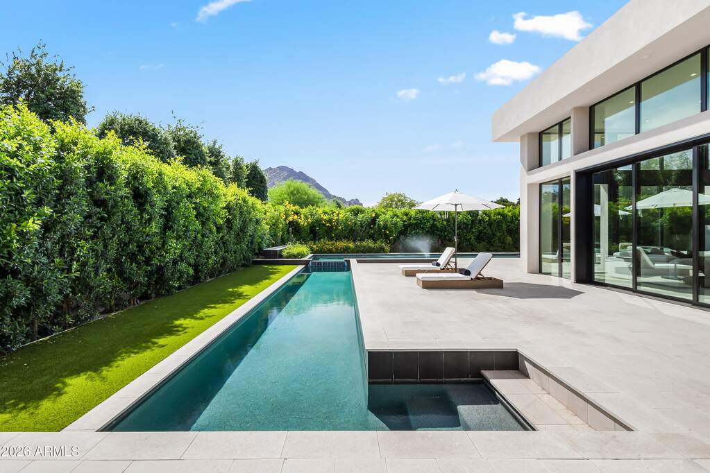 7 Bedroom Single Family Home/House's Image 39