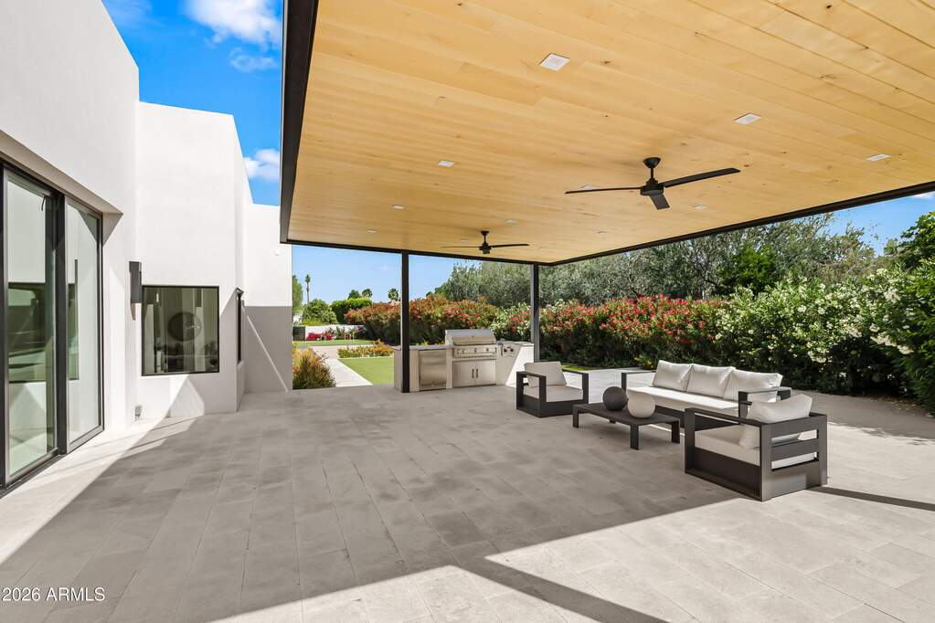 7 Bedroom Single Family Home/House's Image 41