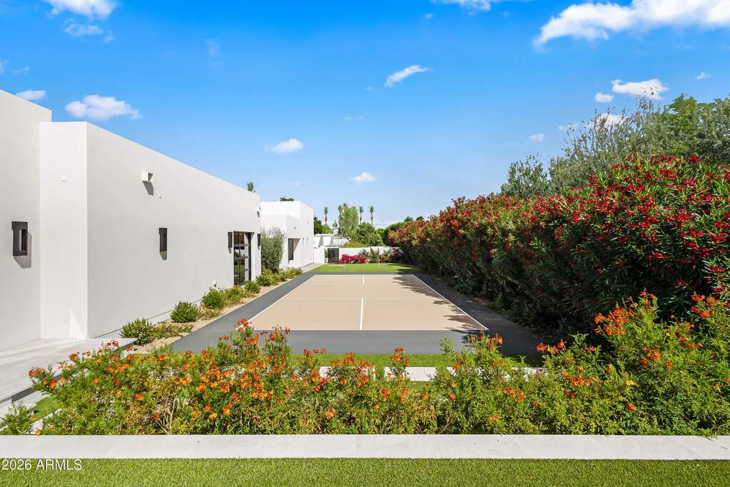 7 Bedroom Single Family Home/House's Image 42