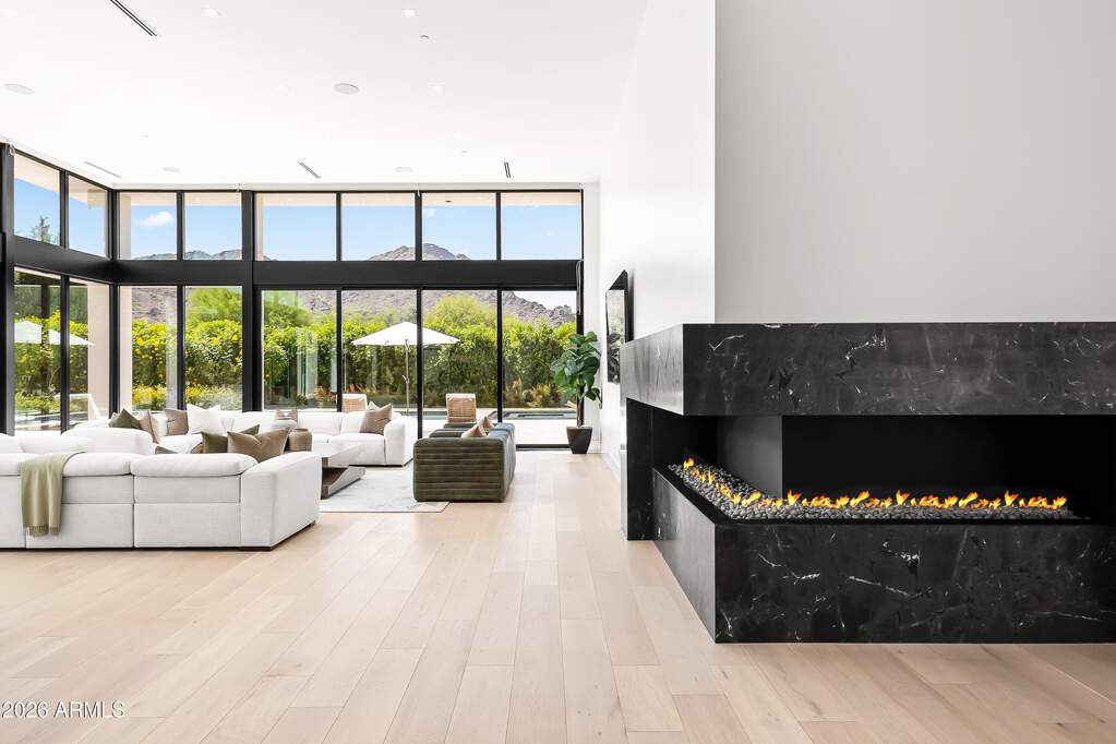 7 Bedroom Single Family Home/House's Image 3