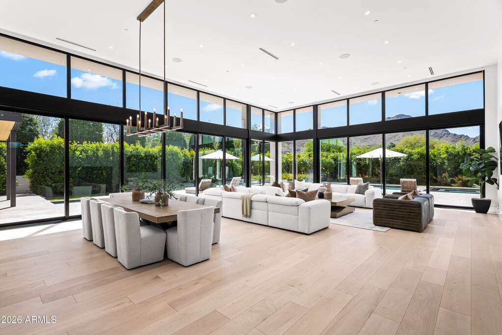 7 Bedroom Single Family Home/House's Image 4