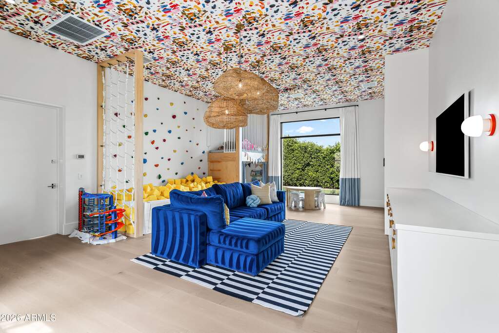 8 Bedroom Single Family Home/House's Image 10