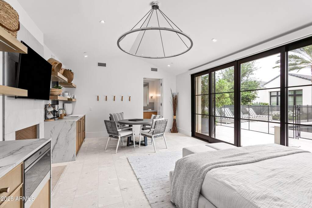 8 Bedroom Single Family Home/House's Image 33