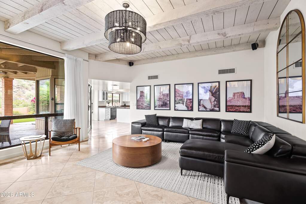 6 Bedroom Single Family Home/House's Image 10