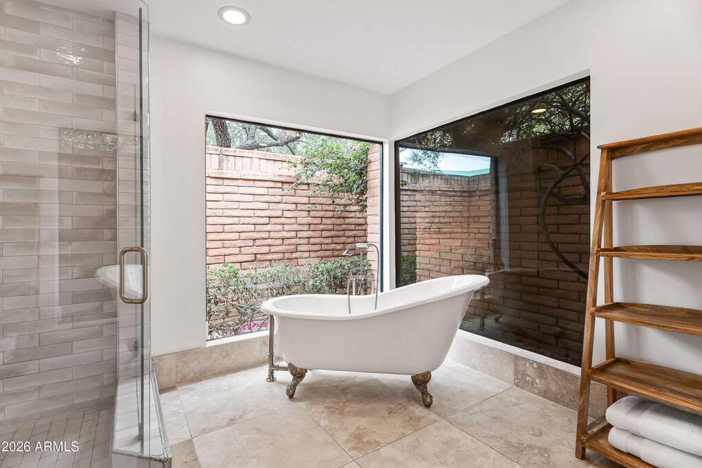 6 Bedroom Single Family Home/House's Image 18