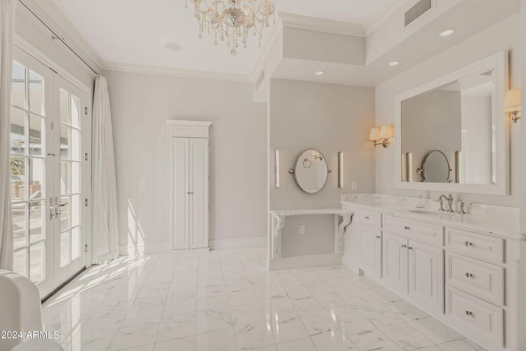 6 Bedroom Single Family Home/House's Image 8