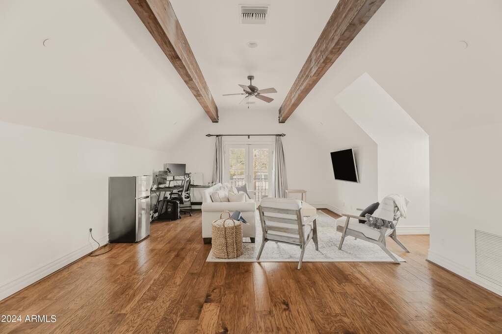 6 Bedroom Single Family Home/House's Image 11