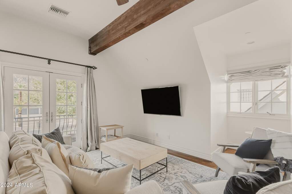 6 Bedroom Single Family Home/House's Image 12