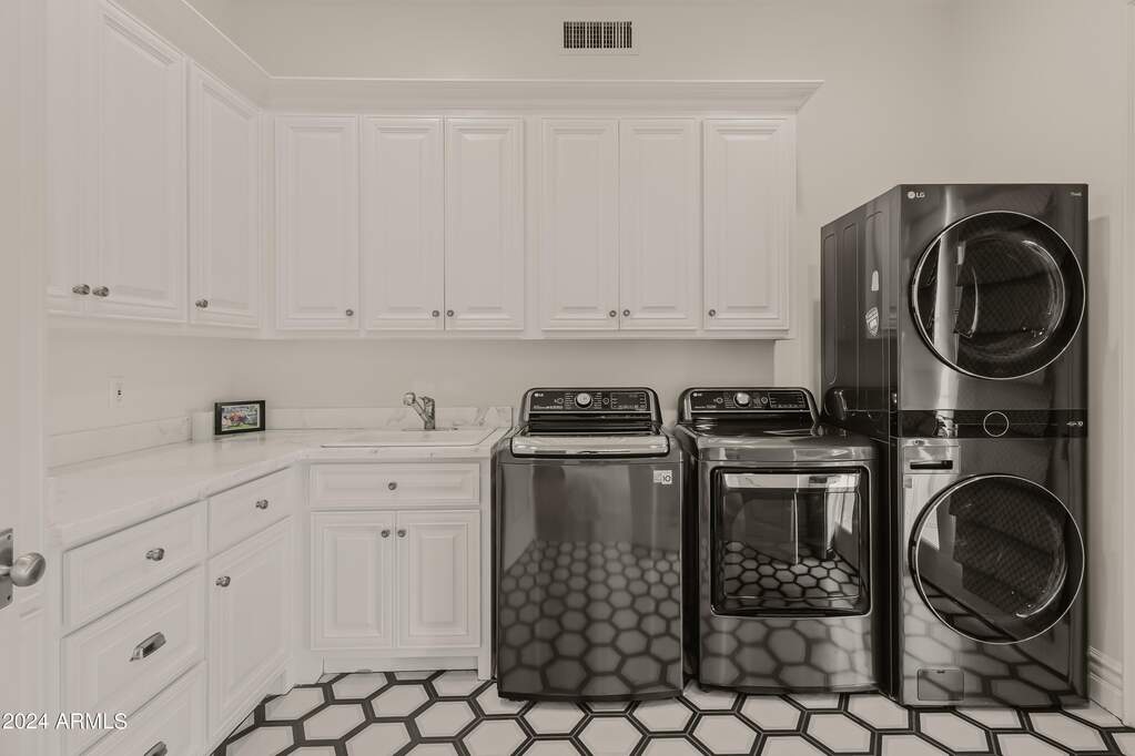6 Bedroom Single Family Home/House's Image 17