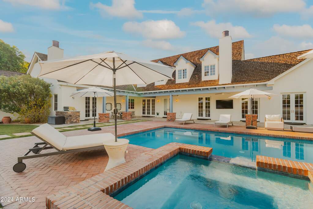 6 Bedroom Single Family Home/House's Image 19