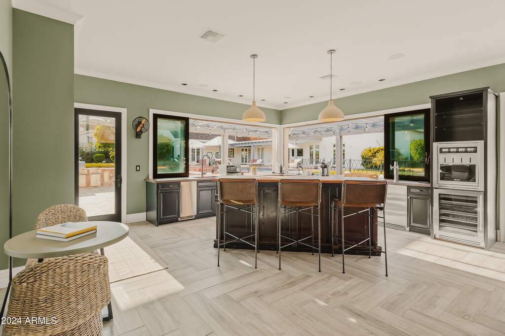 6 Bedroom Single Family Home/House's Image 25