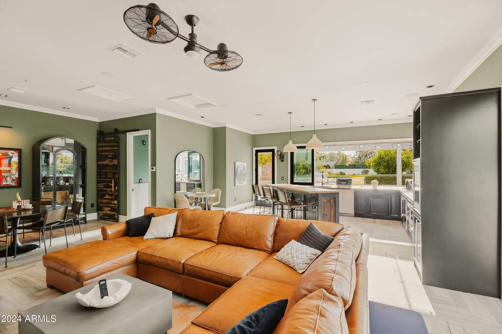 6 Bedroom Single Family Home/House's Image 26