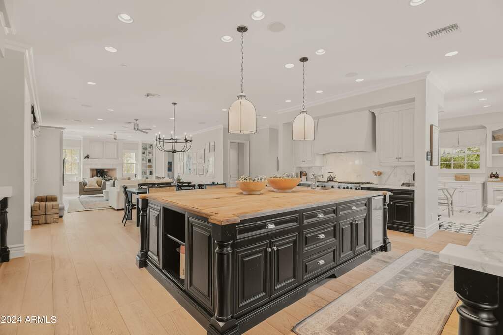 6 Bedroom Single Family Home/House's Image 3