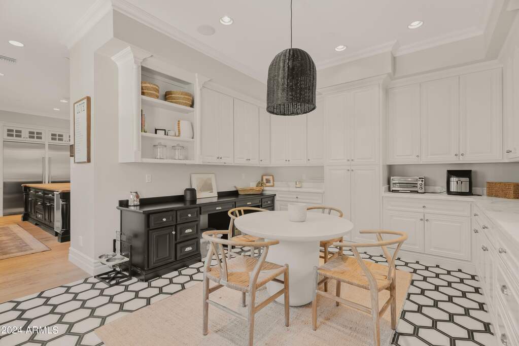 6 Bedroom Single Family Home/House's Image 4