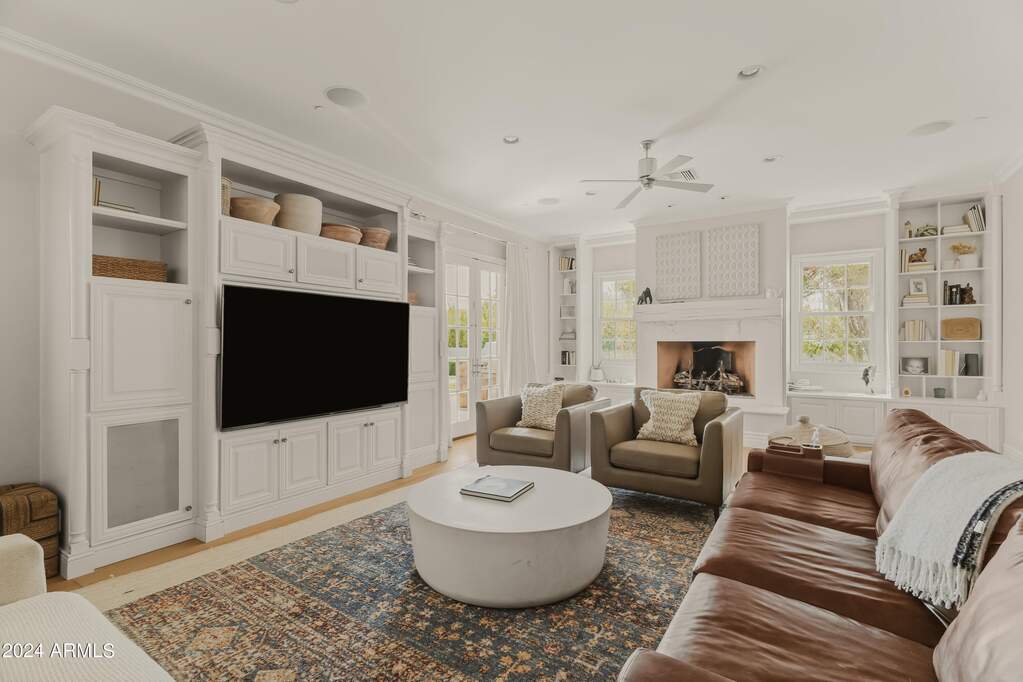 6 Bedroom Single Family Home/House's Image 6