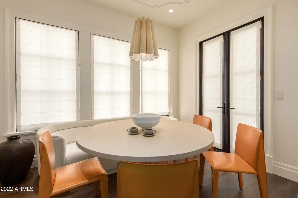 6 Bedroom Single Family Home/House's Image 9