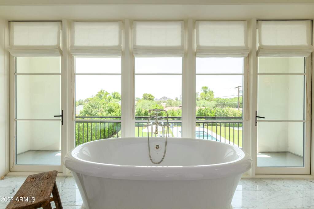 6 Bedroom Single Family Home/House's Image 11