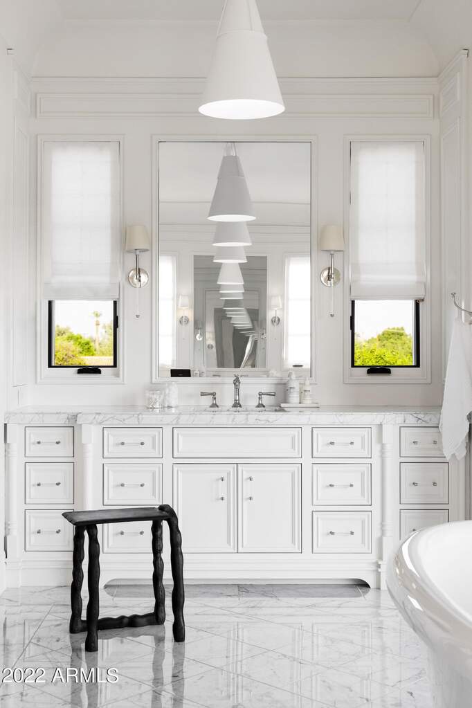 6 Bedroom Single Family Home/House's Image 12