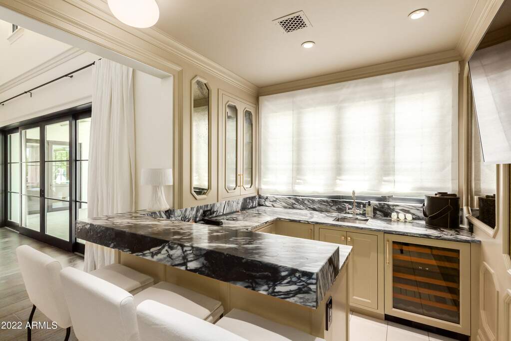 6 Bedroom Single Family Home/House's Image 13
