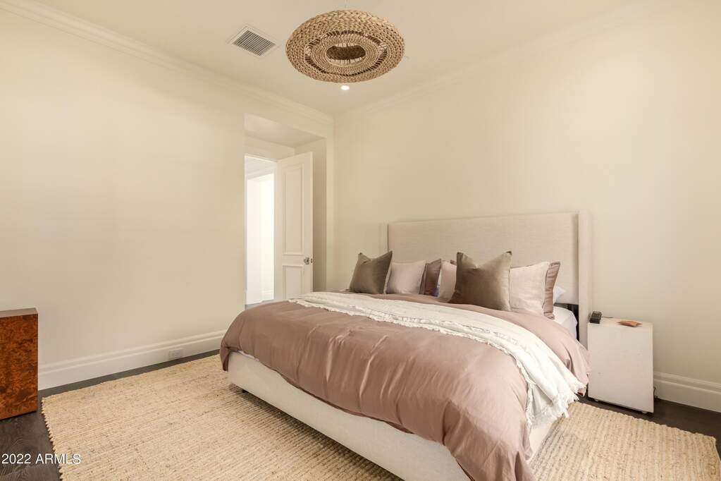 6 Bedroom Single Family Home/House's Image 19