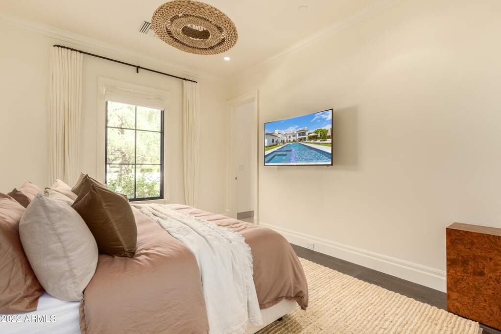 6 Bedroom Single Family Home/House's Image 20