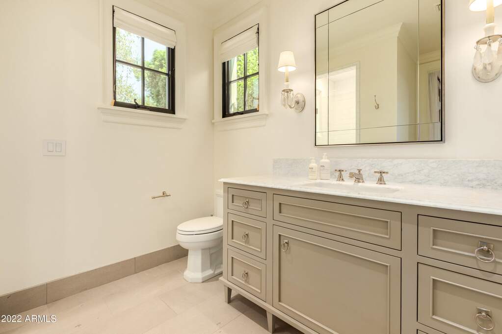 6 Bedroom Single Family Home/House's Image 21