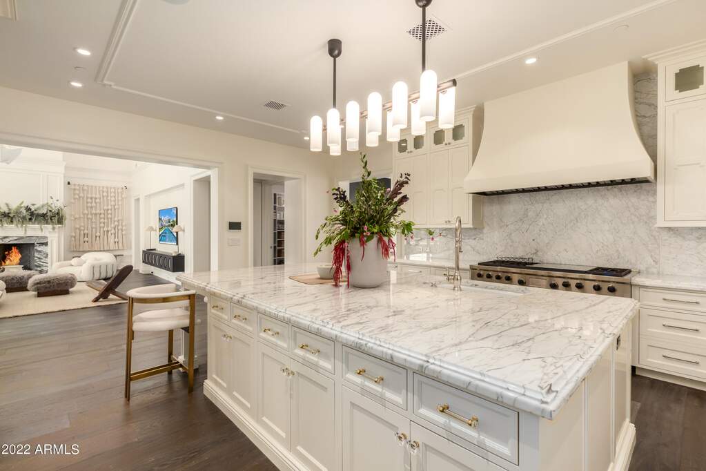 6 Bedroom Single Family Home/House's Image 3