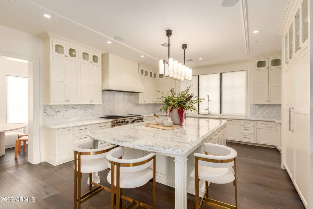 6 Bedroom Single Family Home/House's Image 4