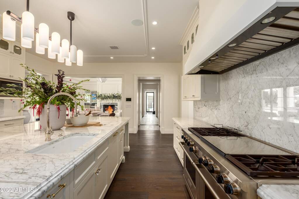 6 Bedroom Single Family Home/House's Image 5