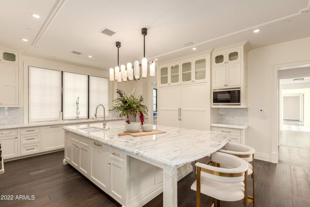 6 Bedroom Single Family Home/House's Image 6