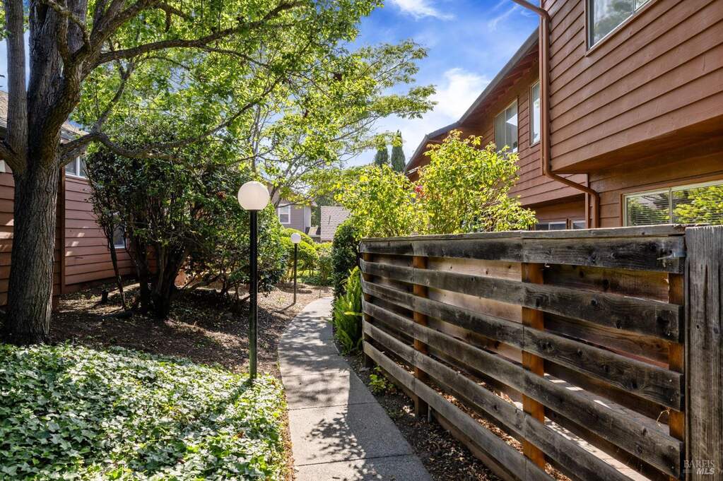 16 Kingston Way photo