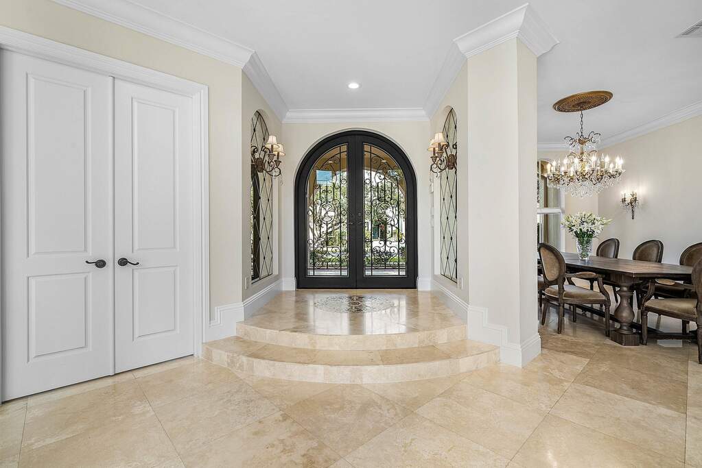5 Bedroom Single Family Home/House's Image 3
