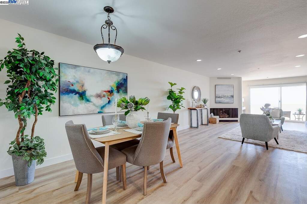 1001 Shoreline Dr #301, Alameda, CA 94501