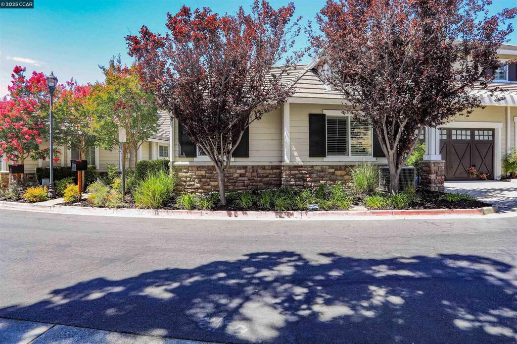 136 Sugarloaf Ct photo