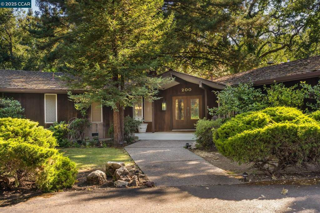 200 Lark Ln photo