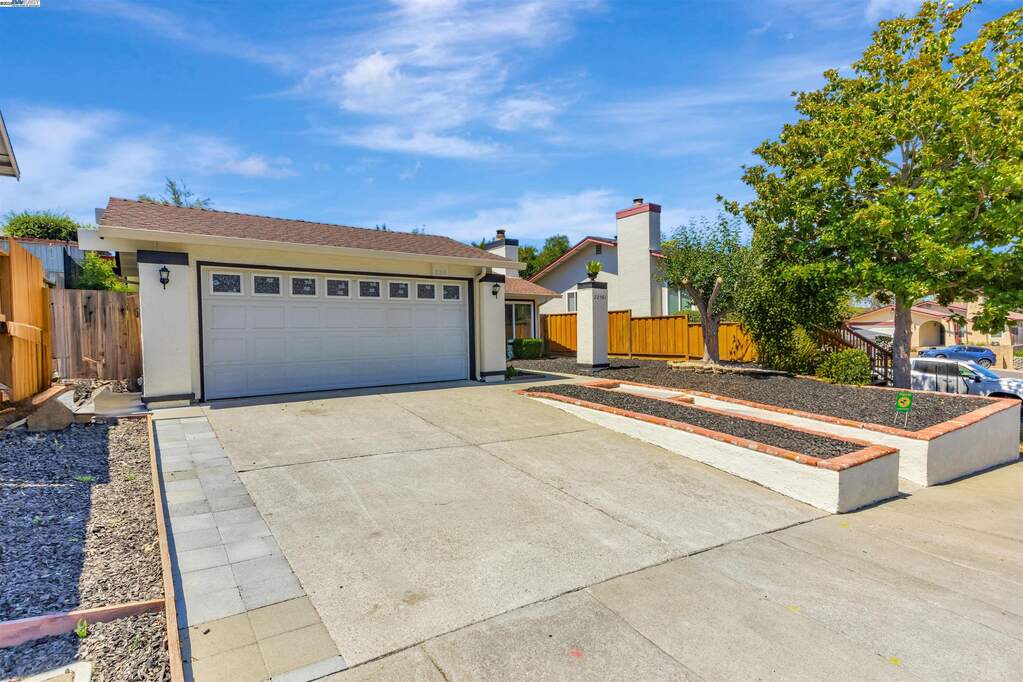 22561 Mossy Rock Dr photo