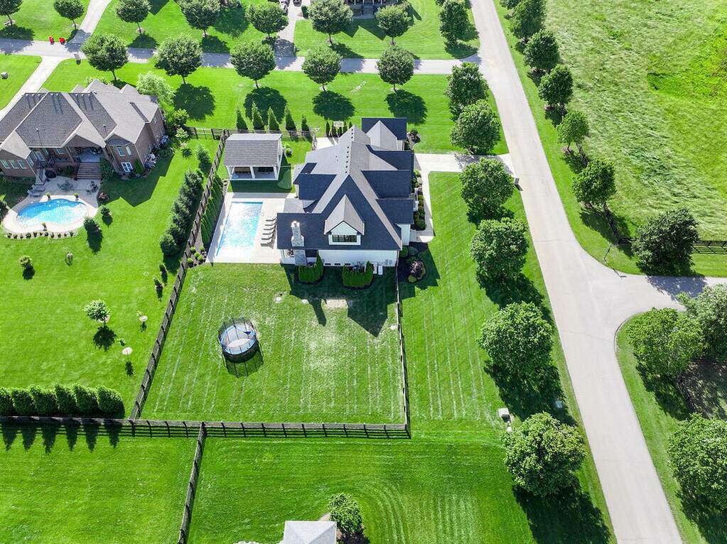 6 Bedroom Single Family Home/House's Image 101