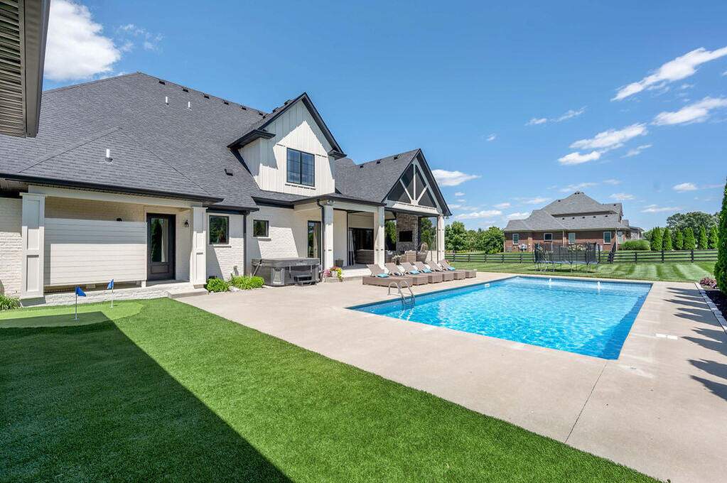 6 Bedroom Single Family Home/House's Image 12